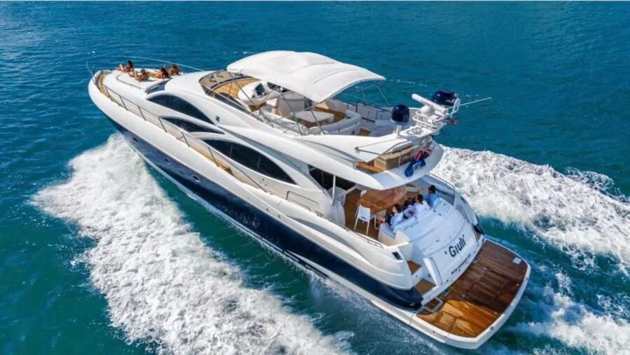 Sunseeker Manhattan 74 ft superyacht Giuli underway